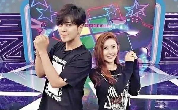 穿越娱乐圈综艺节目组吃瓜系统,揭秘综艺幕后那些事